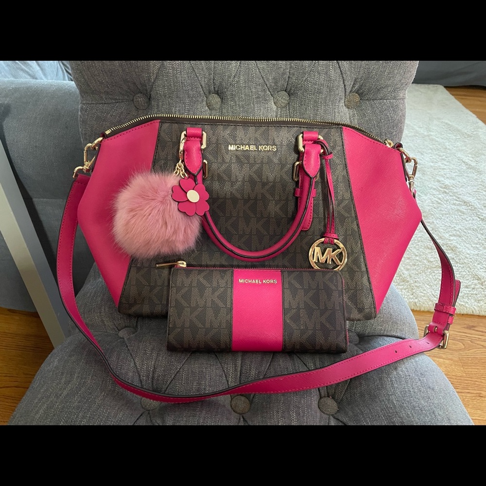 Authentic Michael Kors satchel with matching wallet! Included key chain